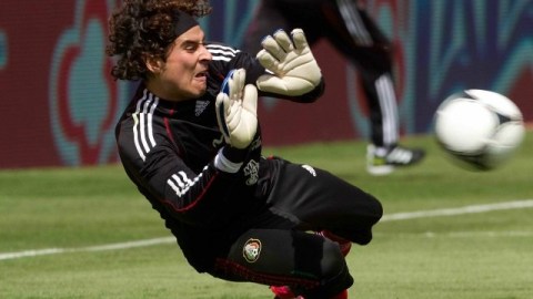 El portero mexicano Guillermo Ochoa tuvo una semana crucial en la liga francesa de fútbol