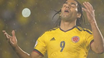 El jugador de la Selección Colombiana de Fútbol Falcao García se lamenta tras fallar un tiro ante Ecuador