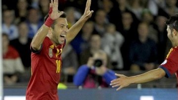 El defensa de la selección española, Jordi Alba (i) celebra con sus compañeros David Villa (c) y Pedro Rodriguez (d) su tanto ante Finlandia