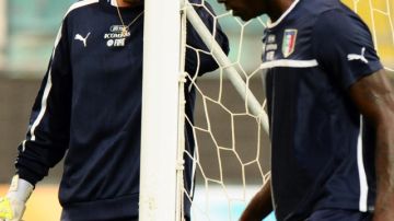 Gianluigi Buffon (izq.) y Mario Balotelli, dos integrantes clave de la selección italiana.