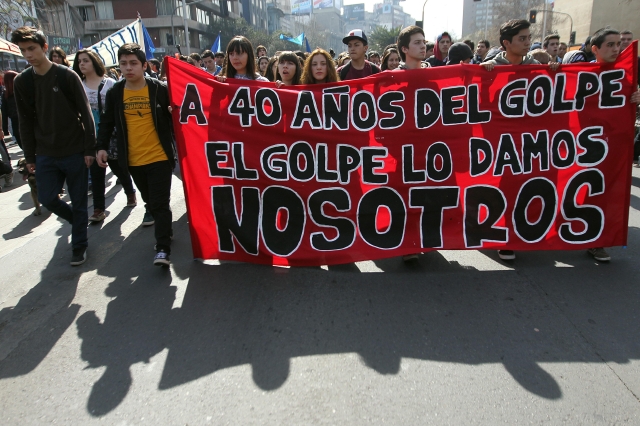 Miles de estudiantes se manifestaban, ayer,  en una marcha por el centro de Santiago, Chile.