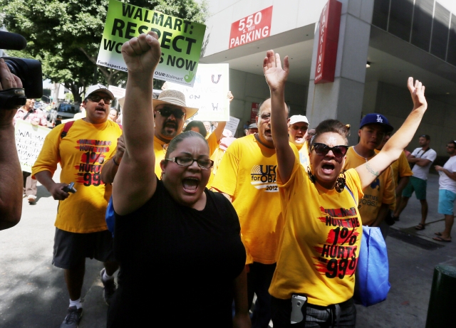 Cientos de trabajadores, a los que se les unieron  activistas y representantes de sindicatos, protestaron  contra  la corporación Walmart a la que   piden mejores sueldos.