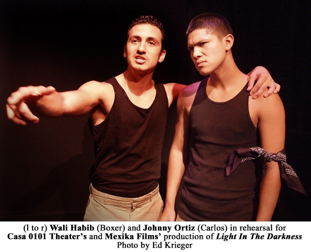 Los actores Wali Habib (boxeador)  y Johnny Ortiz (Carlos) en la obra teatral 'Light in the Darkness'.