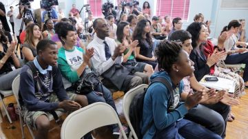 Estudiantes y padres aplauden la iniciativa de recuperar a desertores escolares durante una conferencia de prensa con el alcalde Eric Garcetti y el superintendente John Deasy.