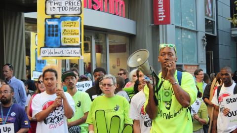 Decenas de personas protestaron contra Walmart en San Francisco.
