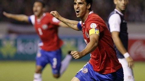 El jugador de Costa Rica Bryan Ruiz celebra la primera anotación ante Estados Unidos