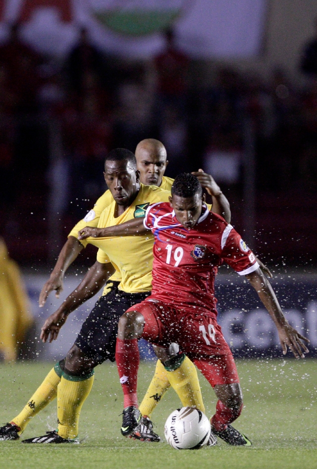 Alberto Quintero, (der.) controla la pelota ante el acoso de dos zagueros de la selección de Jamaica.
