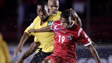 Alberto Quintero, (der.) controla la pelota ante el acoso de dos zagueros de la selección de Jamaica.