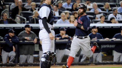 Mike Napoli (der.), de Boston, anota en el cuarto inning. El catcher yanqui, Chris Stewart, se limita a observar otra jugada.