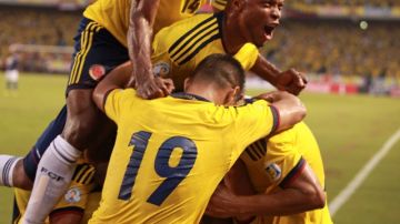 Los jugadores de Colombia festejan el gol de James Rodríguez.