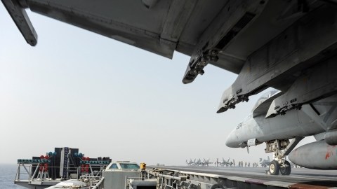 Avión Super Hornet sobre  la cubierta del USS Nimitz, portaviones que había sido enviado a casa y reasignado  al Mar Rojo por  crisis siria.