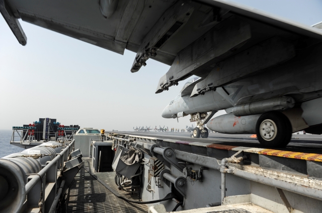 Avión Super Hornet sobre  la cubierta del USS Nimitz, portaviones que había sido enviado a casa y reasignado  al Mar Rojo por  crisis siria.