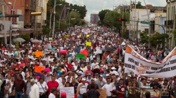 Miles de maestros marcharon el sábado por las calles de Jalisco, en contra de la Reforma Educativa.