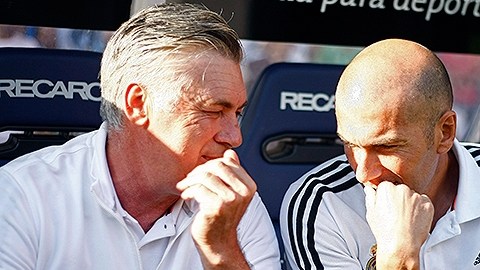El exfutbolista francés al lado del director técnico del Real Madrid, Ancelotti.