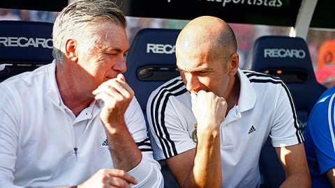 El exfutbolista francés al lado del director técnico del Real Madrid, Ancelotti.