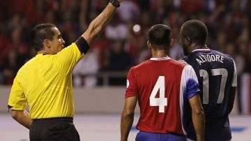 El árbitro Marco Antonio Rodríguez muestra tarjeta amarilla a Altidore, mientras que Michael Umaña observa.