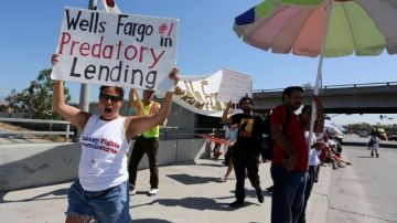 El grupo Occupy marchó junto a decenas de propietarios de casas protestando por los desalojos que está efectuando el banco Wells Fargo.