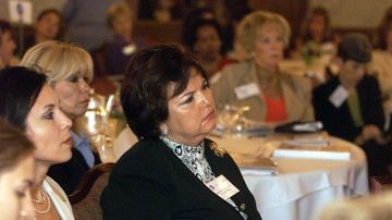En esta foto de archivo, María de Lourdes Sobrino (centro) durante un foro internacional de empresarias en Los Ángeles.