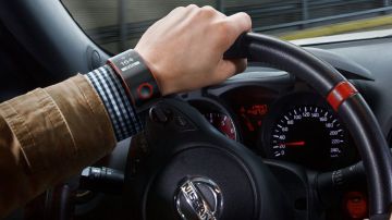 El reloj se acopla al modelo Nismo, donde el auto recibe las señales vitales del conductor.