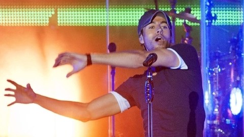 Enrique Iglesias lleva más de 55 millones de álbumes vendidos y es el artista con la mayor cantidad de números uno (24 en total) en la historia del listado Latin Airplay de Billboard.