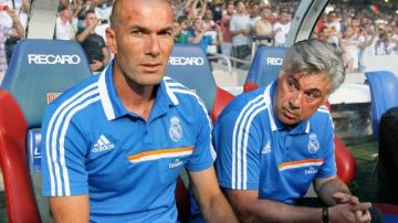 Zinedine Zidane (izq.)    es el director    técnico adjunto  en el Real Madrid   que esta temporada tiene como entrenador titular a Carlo  Ancelotti.