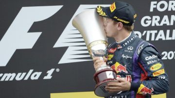 Sebastian Vettel besa su trofeo luego de proclamarse campeón del Gran Premio de Italia de la Fórmula 1.