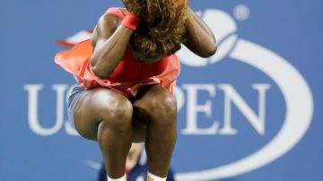 Serena Williams brinca de gusto tras derrotar a la bielorrusa Victoria Azarenka, ayer en la final del Abierto de Estados Unidos.