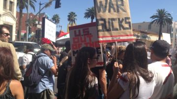 Decenas de personas se reunieron en Hollywood  para protestar  contra un posible ataque estadounidense en Siria.