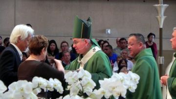 El arzobispo José Gómez (c) oficia la ceremonia  con la intención de pedir que se produzca una reforma a la ley de inmigración.