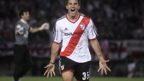 Giovani  Simeone, hijo del 'Cholo' Simeone,  anotó  ayer su primer gol como profesional   en la victoria 3-0 sobre Tigre.