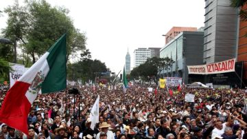 Miles de  MORENA se manifestaban ayer  'en defensa de la economía popular y el petróleo', en Ciudad de México.