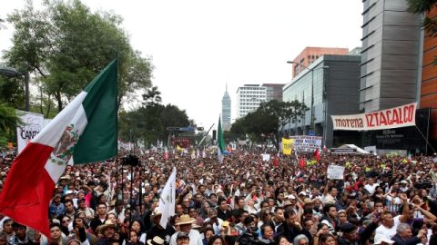 Miles de MORENA se manifestaban ayer 'en defensa de la economía popular y el petróleo', en Ciudad de México.