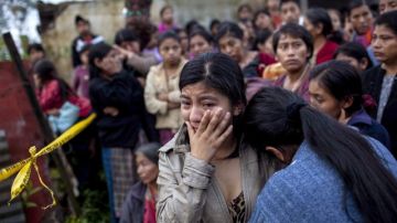 Varias mujeres lloran en las cercanías del lugar donde ayer, al menos, 11 personas fueron asesinadas a tiros por desconocidos.
