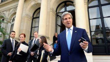 El secretario de Estado de EEUU, John Kerry, habla con la prensa en la embajada de su país en París, antes de reunirse con los representantes de la Liga Árabe.