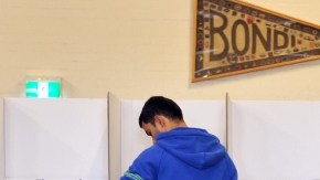 Votantes australianos preparaban sus boletas para votar en la mañana del sábado en  Sidney, Australia.