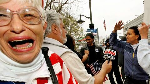 Barbara Coe en una protesta en Los Ángeles. Mayo 3, 2006.