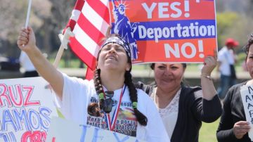 Activistas llegados de diferentes partes de Estados Unidos se congregan el pasado 10 de abril rente al Congreso, para reclamar el cese de las deportaciones.