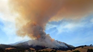 El incendio inició alrededor de la 1:45 p.m. del domingo, en el lado este del Mount Diablo en el condado de Contra Costa.