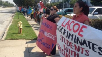 Padres y alumnos protestan afuera de las oficinas de LACOE en Downey.