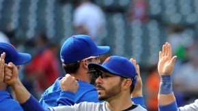 Los Mets celebran una victoria apretada de 2-1 sobre los Indios en Cleveland.