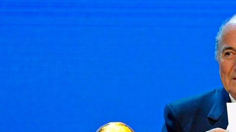 Blatter se enfrenta a una decisión polémica.
