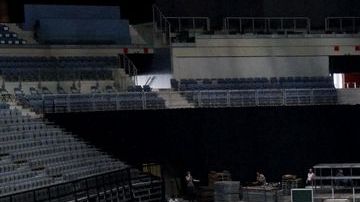 Labores de comienzo del montaje de la pista Ultra Cushion en el O2 Arena de Praga.