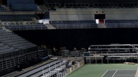 Labores de comienzo del montaje de la pista Ultra Cushion en el O2 Arena de Praga.