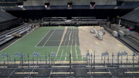 Labores de comienzo del montaje de la pista Ultra Cushion en el O2 Arena de Praga.