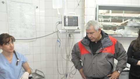 El ciudadano uruguayo Raúl Fernando Gómez Cincunegui (acostado)  desaparecido en la cordillera de los Andes, y encontrado con vida en el interior de un refugio de alta montaña en Argentina.