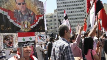 Cientos de ciudadanos sirios se congregaron para protestar en contra de las amenazas de Estados Unidos de lanzar un ataque militar contra el país por haber usado armas químicas y supuestamente matar a más de 1,400 civiles.