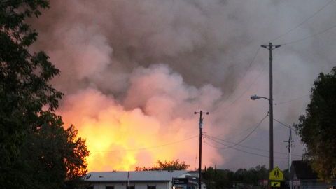 Residentes observan el avance del fuego en el poblado de Igo, al oeste de Redding en California.