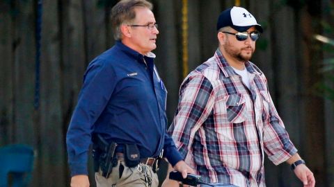 George Zimmerman (der.), es escoltado a una casa por un oficial de la Policía de Lake Mary, luego del incidente doméstico con su esposa.