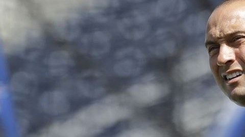 CON EL BATE en la mano queda Derek Jeter, pues aunque quiere jugar, sus dolencias no le permiten regresar al diamante con los Yankees.