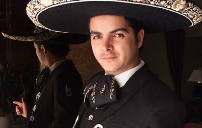 'El Muchacho Alegre' detalló que su primer sencillo es un tema que ya había llevado al éxito el grupo Los Tigres del Norte.